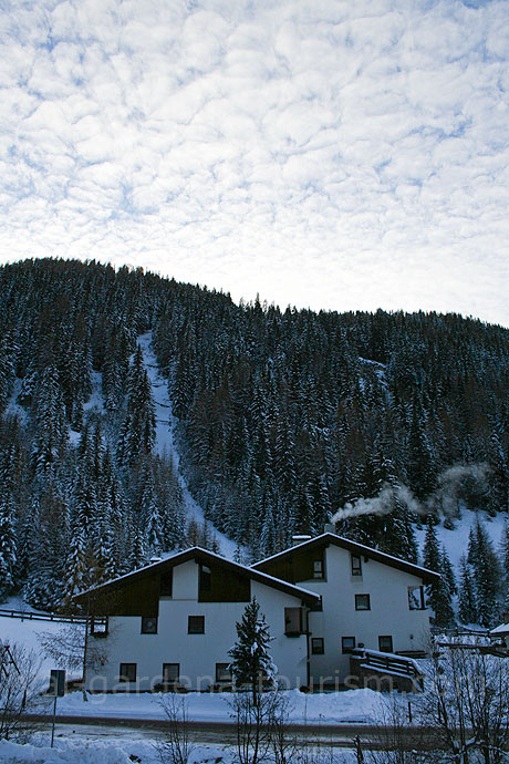 Aussicht bei Winterzeit in Wolkenstein foto