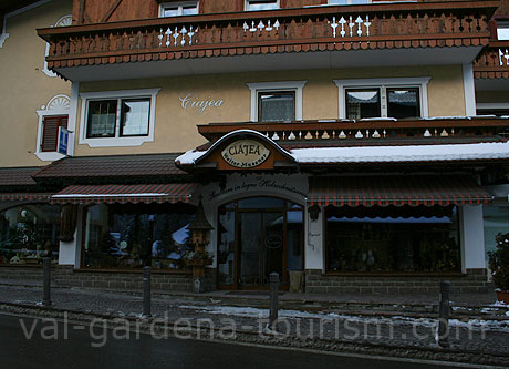 Ciajea Holtzschnitzerei in Wolkenstein foto