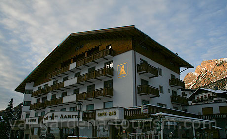 Das Hotel Aaritz setlich aus gesehen Wolkenstein foto