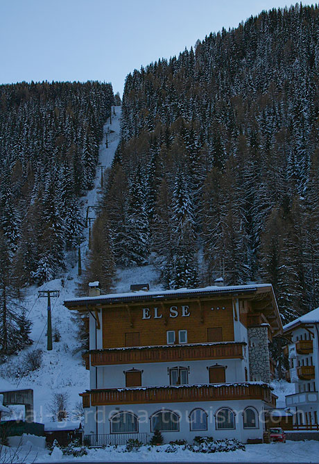 Das Hotel Else und die Sesselbahn in Wolkenstein foto