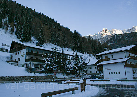 Das Hotel Pralong Wolkenstein seitlich aus gesehen foto