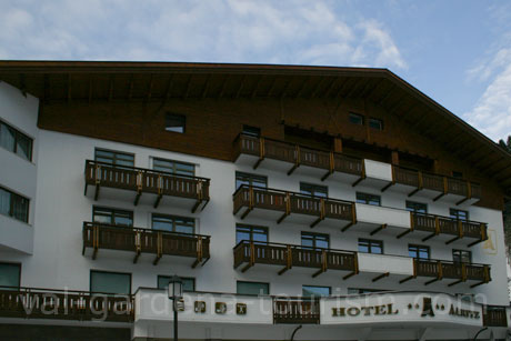 Die Fassade des Hotel Aaritz von Wolkenstein foto