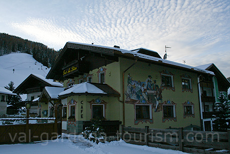 Eine Bar in Wolkenstein foto