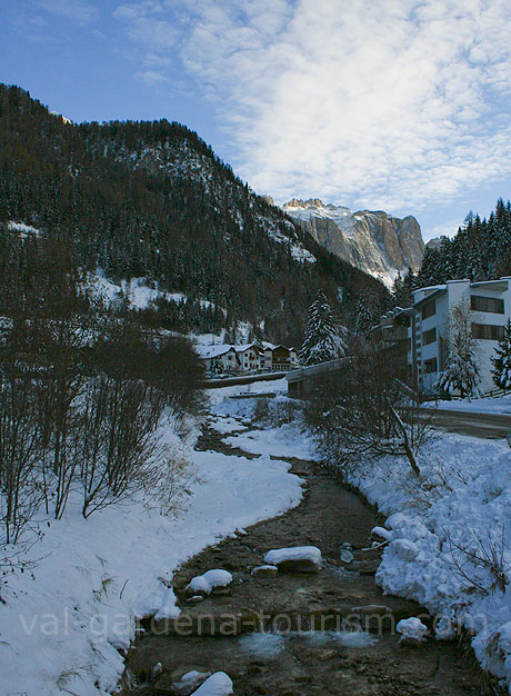 Fluss in Wolkenstein foto