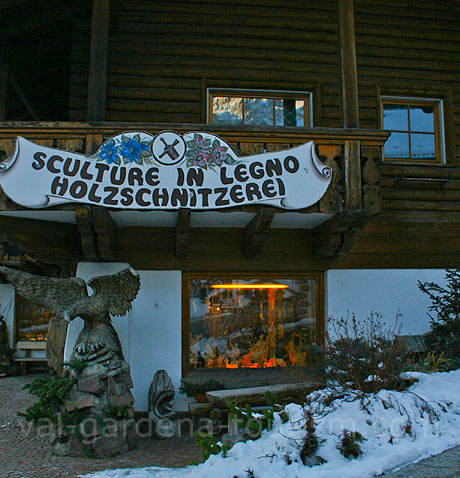 Holzschnitzerei in Wolkenstein foto