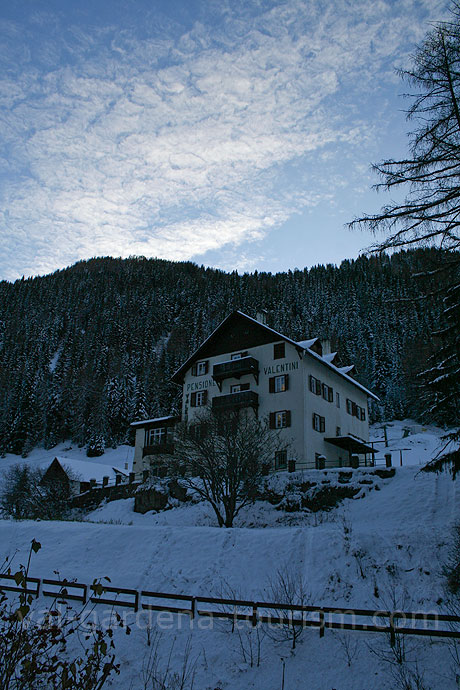 Albergue Valentini vista lateral Selva Gardena foto