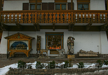 Sculture in legno esposte in Selva Gardena foto