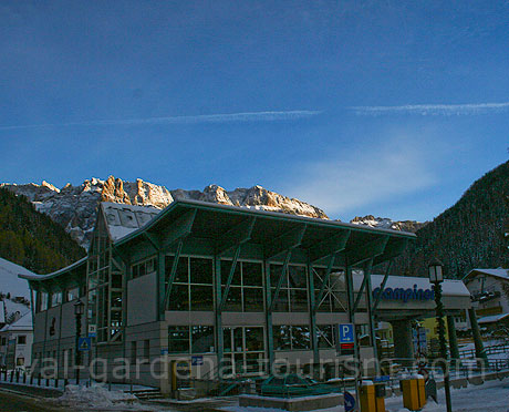 Entree in station kabelbaan Selva Gardena Ciampinoi foto