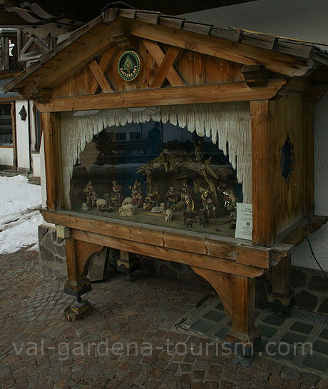 Scene met de geboorte van Jezus met Kerstmis van Selva Gardena foto